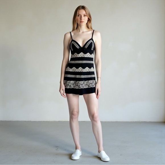 Victoria’s Secret Spaghetti Strap V-Neck Cami Slip Black White‎ Lace Chemise - Picture 2 of 7